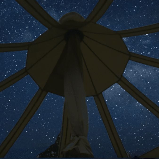 Stargazer tält med utsikt mot stjärnhimlen